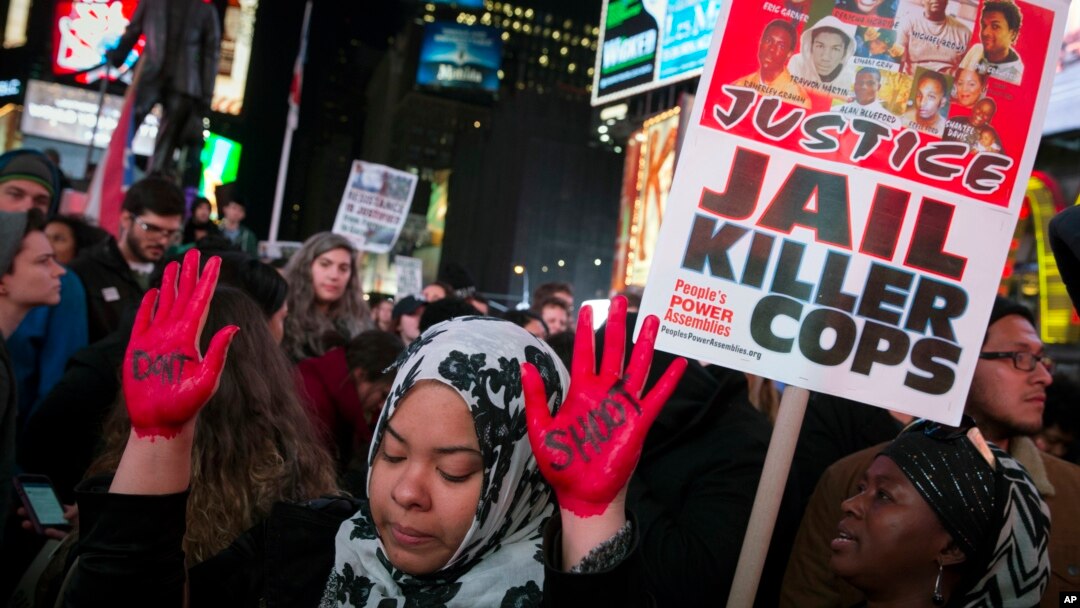 Manos rojas y en alto en una manifestación en Times Square, Nueva York.