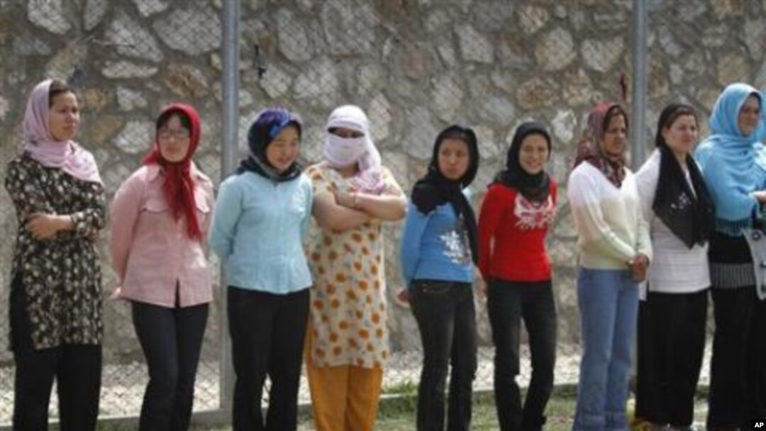 Para tahanan perempuan Afghanistan beristirahat di sebuah penjara perempuan di Kabul (foto: dok).