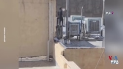 قلیان کشیدن خونسردانه یک جوان کرجی بر پشت‌بام در زمان حمله به میدان سپاه
