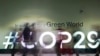 Personas caminan frente a un cartel sobre la Cumbre Climática de la ONU COP29, el 13 de noviembre de 2024, en Bakú, Azerbaiyán.