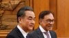  王毅会晤在北京钓鱼台国宾馆会晤到访的马来西亚“候任”总理安华。（2018年10月24日） 