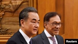  王毅会晤在北京钓鱼台国宾馆会晤到访的马来西亚“候任”总理安华。（2018年10月24日） 