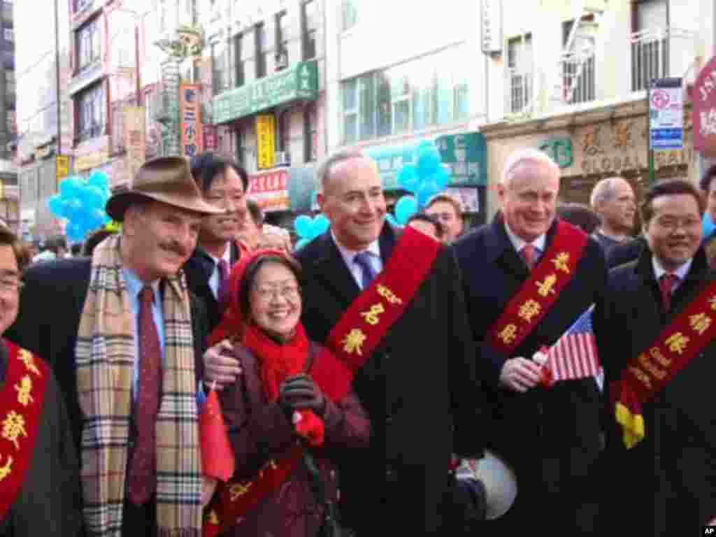 春節遊行主辦單位負責人與紐約民意代表領先走在隊伍前面