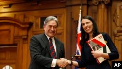 លោក Winston Peters មេដឹកនាំ​គណបក្ស New Zealand First (រូប​ឆ្វេង) ចាប់​ដៃ​លោកស្រី​ Jacinda Ardern បន្ទាប់​ពី​បាន​ចុះ​ហត្ថលេខា​លើ​កិច្ចព្រមព្រៀង​រដ្ឋាភិបាល​ចម្រុះ​មួយ​ កាលពី​ថ្ងៃទី២៤ ខែតុលា ឆ្នាំ២០១៧ នៅ​ក្នុង​ក្រុង​វែលីងតោន។ 