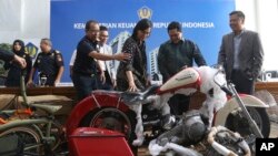 Menteri Keuangan Indonesia, Sri Mulyani Indrawati (kiga dari kanan) dan Menteri BUMN Eric Thohir, (kedua dari kanan), memeriksa sepeda motor Harley Davidson yang ditemukan oleh petugas Bea Cukai di atas Airbus A330-900 Garuda Indonesia dari Perancis, 5 Desember 2019. (Foto: dok).