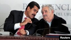 El presidente de Venezuela, Nicolás Maduro (Izq.), fue recibido por su similar de Uruguay, José Mujica, en la casa presidencial, en Montevideo.