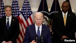 Presidenti Biden duke bërë njoftimin nga Shtëpia e Bardhë, ndërsa në sfond qëndrojnë Sekretari i Shtetit Blinken dhe ai i Mbrojtjes Austin (25 janar 2023)