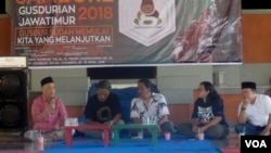 Ketua PBNU KH Imam Aziz (Kiri) berbicara mengenai persoalan kebhinnekaan di Indonesia pada pertemuan dan jambore Gusdurian Jawa Timur di Pura Segara, Kenjeran, Surabaya Minggu (15/4). (Foto: VOA/Petrus Riski)