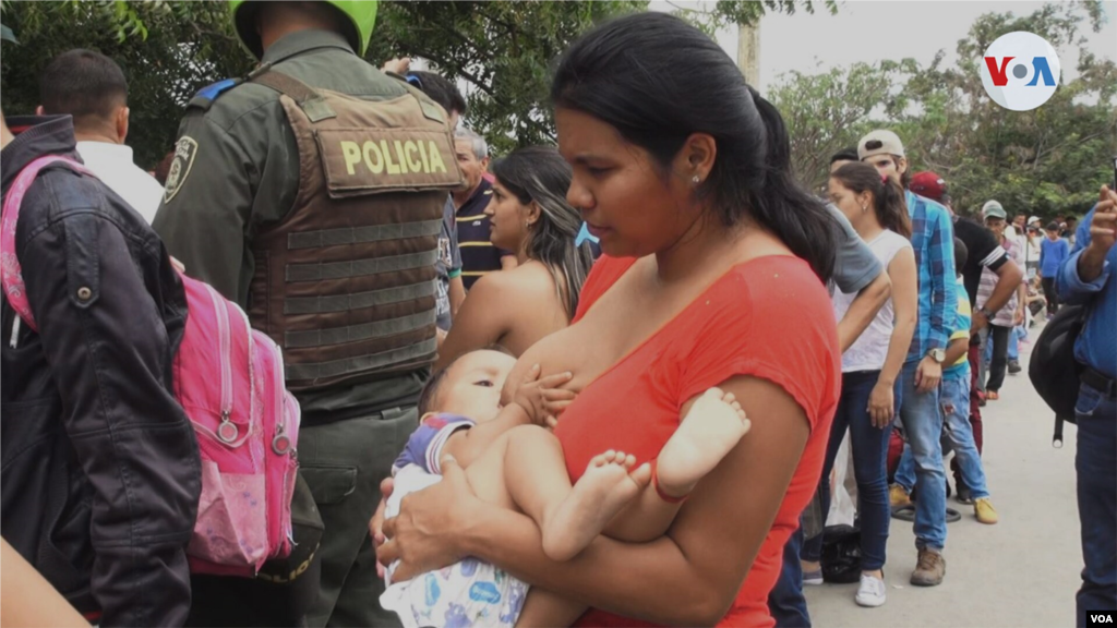 Algunas venezolanas llevan a territorio colombiano con sus beb&#233;s en brazos y amamantando en medio del camino, ansiosas de encontrar una vida mejor.