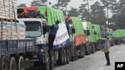 21일 북한 개성에 전달될 한국 민간단체의 밀가루를 싣고 남북출입사무에 대기 중인 화물차들.