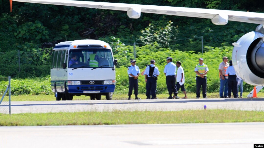 Para pencari suaka yang baru tiba di Pulau Nauru dari Australia diangkut dengan bus (foto: dok).