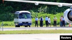 Para pencari suaka yang baru tiba di Pulau Nauru dari Australia diangkut dengan bus (foto: dok).