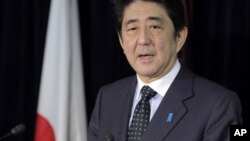 PM Jepang yang baru Shinzo Abe berjanji untuk tekan Bank of Japan agar melonggarkan kebijakan moneter. (AP/Koji Sahasara)