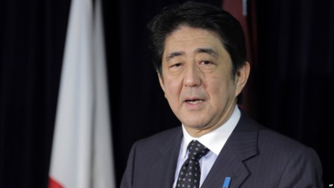 Perdana Menteri Jepang Shinzo Abe mengumumkan paket stimulus ekonomi sebesar 117 milyar dolar untuk menggenjot ekonomi Jepang yang lesu (foto: dok). 