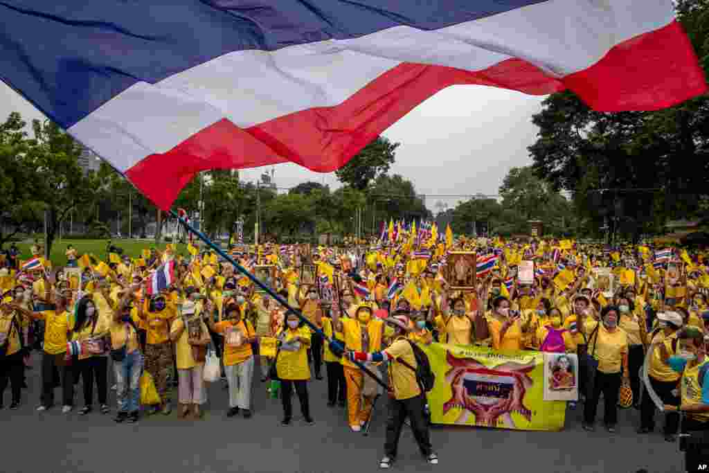 تایلند همچنان شاهد حضور معترضان است. در مقابل اعتراض دموکراسی‌خواهان که خواهان کناره گیری دولت هستند، امروز حامیان پادشاه این کشور به خیابان آمده بودند. 