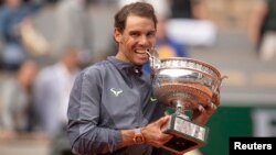 Petenis Spanyol Rafael Nadal menjuarai gelar Perancis Terbuka untuk ke-12 kali hari Minggu (9/6).