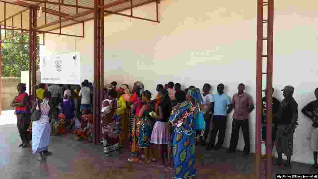 Eleitores na fila para votar, província de Cabo Delgado. Moçambique, 15 Out, 2014. Foto enviada por Aly Júnior