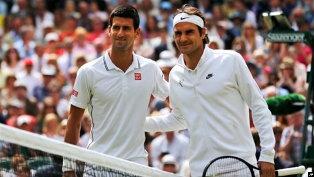 Roger Federer (kanan) dan Novak Djokovic dalam final Wimbledon 2014.