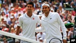 Roger Federer (kanan) dan Novak Djokovic dalam final Wimbledon 2014.