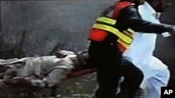 폭탄공격 현장에서 인명구조작업을 펴는 구조대원들