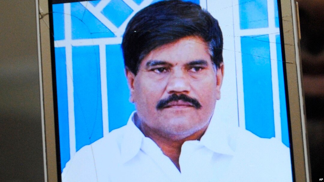 Foto Aziz Memon, reporter dan juru kamera di stasiun TV daerah di Hyderabad, provinsi Sindh, Pakistan, diperlihatkan oleh salah seorang rekannya dari layar ponselnya, Senin, 17 Februari 2020. (Foto: dok).