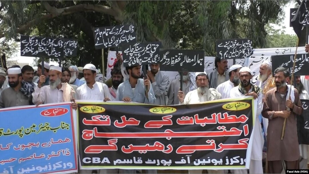 د پورټ قاسم سمندري اډې خواري کښ وايي يو ملګري يې په احتجاج کې ژوند د لاسه ورکړو او زياتوي دوې هم د خپلو غوښتنو منلو پورې هرې قربانۍ ورکولو ته تيار دي .
