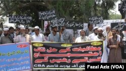 د پورټ قاسم سمندري اډې خواري کښ وايي يو ملګري يې په احتجاج کې ژوند د لاسه ورکړو او زياتوي دوې هم د خپلو غوښتنو منلو پورې هرې قربانۍ ورکولو ته تيار دي .
