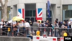 港人英領館外示威佔領促英國履行責任（美國之音海彥拍攝）