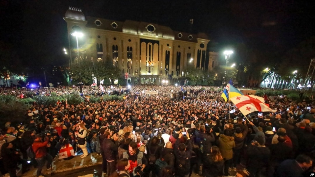 Sejumlah demonstran berkumpul di Tbilisi, Georgia, pada 28 Oktober 2024, memprotes hasil pemilu parlemen negara tersebut. (Foto: AP/Zurab Tsertsvadze)