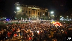 Sejumlah demonstran berkumpul di Tbilisi, Georgia, pada 28 Oktober 2024, memprotes hasil pemilu parlemen negara tersebut. (Foto: AP/Zurab Tsertsvadze)