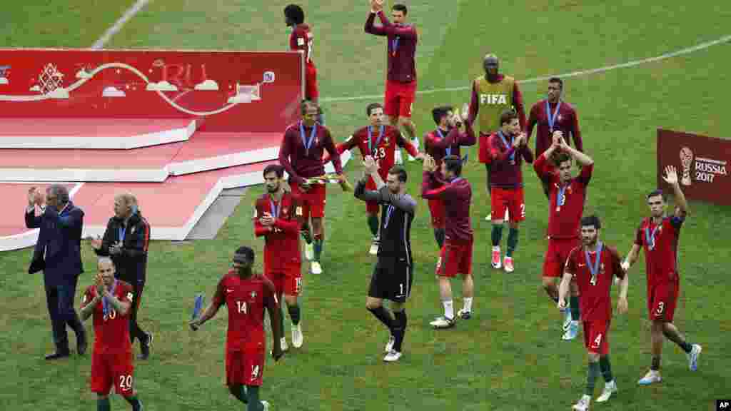 Les joueurs du Portugal quittent le terrain après la victoire 2-1 de leur équipe contre le Mexique, au Stade Spartak de Moscou, le 2 juillet 2017.