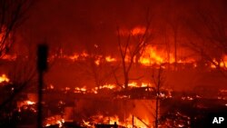 Varias viviendas arden a causa de un incendio forestal cerca de Rock Creek Village, el 30 de diciembre de 2021, cerca de Broomfield, Colorado. 