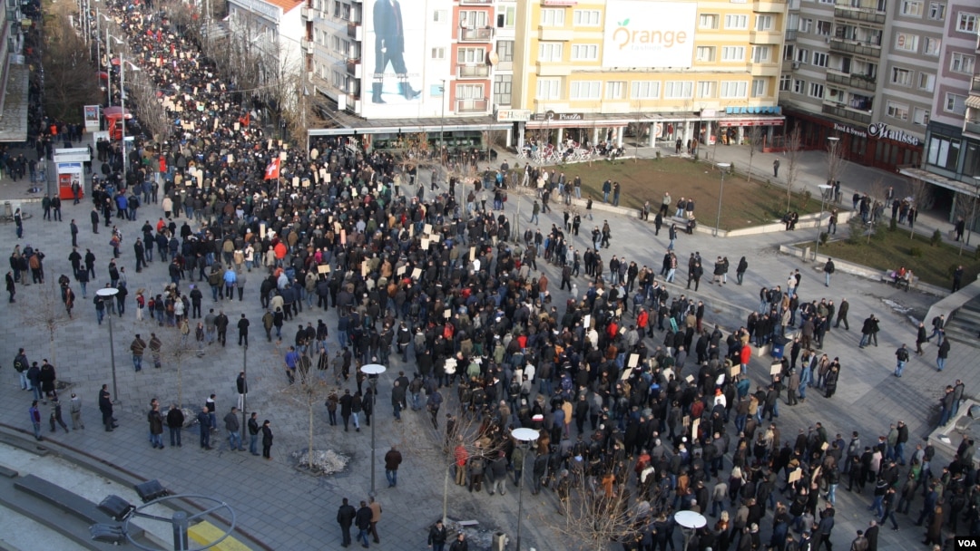Ribuan demonstran melakukan unjuk rasa di ibukota Pristina hari Sabtu (9/1). 