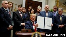 Дональд Трамп подписал указ о создании «Национальной дорожной карты по расширению прав и возможностей ветеранов и предотвращению самоубийств среди ветеранов», Белый дом, Вашингтон, 5 марта 2019 года