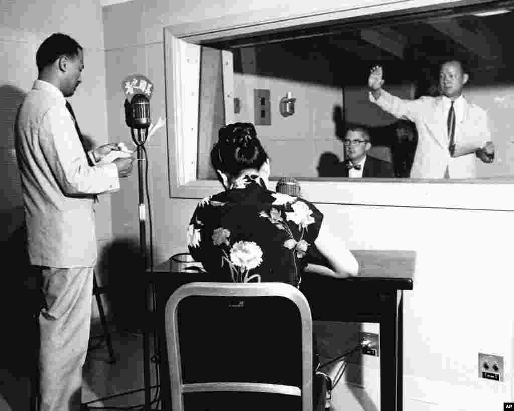 老照片回顾：美国之音中文广播70年