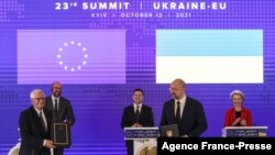 EU foreign policy chief Josep Borrell, from left, Ukrainian PM Denys Shmygal, EC President Charles Michel, Ukrainian President Volodymyr Zelenskiy and EC President Ursula von der Leyen attend a signing ceremony at the Ukraine-EU summit in Kyiv, Oct. 1, 2021.