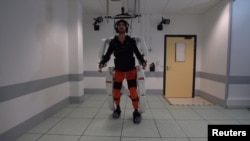 Un patient atteint de tétraplégie marche à l'aide d'un exosquelette à Grenoble, en France, en février 2019, dans cette image extraite d'un document vidéo du Fonds de dotation Clinatec.