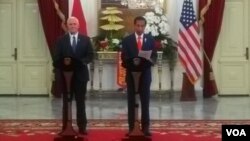 Presiden Joko Widodo memberikan keterangan pers bersama Wakil Presiden Amerika Serikat Mike Pence di Istana Merdeka Jakarta Kamis, 20 April 2017. (Foto: VOA/Andylala)