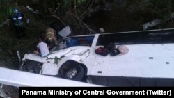 Rescatistas tratan de salvar a una persona atrapada dentro del autobús siniestrado en Antón, en la central provincia de Coclé, Panamá.