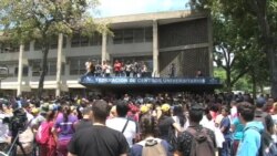 Estudiantes venezolanos insisten en la protesta pacífica
