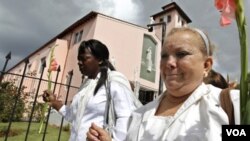 Laura Pollán (derecha) durante una de las marchas en La Habana para que el gobierno libere a los presos políticos.