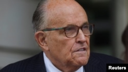 Rudy Giuliani napušta američki Okružni sud nakon saslušanja u tužbi za klevetu protiv njega u Washingtonu