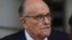 Rudy Giuliani napušta američki Okružni sud nakon saslušanja u tužbi za klevetu protiv njega u Washingtonu