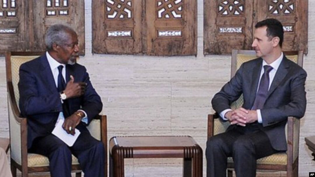 Suriya prezidenti Bashar al-Assad (o'ngda) BMT va Arab Ligasining maxsus vakili Kofi Annan bilan. Damashq, Suriya, 3-iyun, 2012-yil.