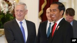 Menteri Pertahanan AS Jim Mattis (kiri) berjabat tangan dengan Presiden Joko Widodo di Istana Merdeka, Jakarta, 23 Januari 2018.