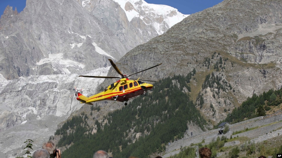 Helikopter milik Regu Penolong Alpine melakukan operasi penyelamatan di Mont Blanc, Courmayeur, Italia (9/9)
