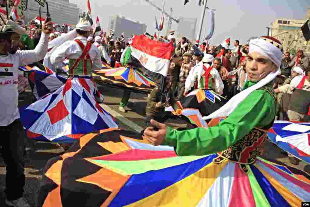 Some youth donned masks of General Sissi, (Hamada Elrasam for VOA).