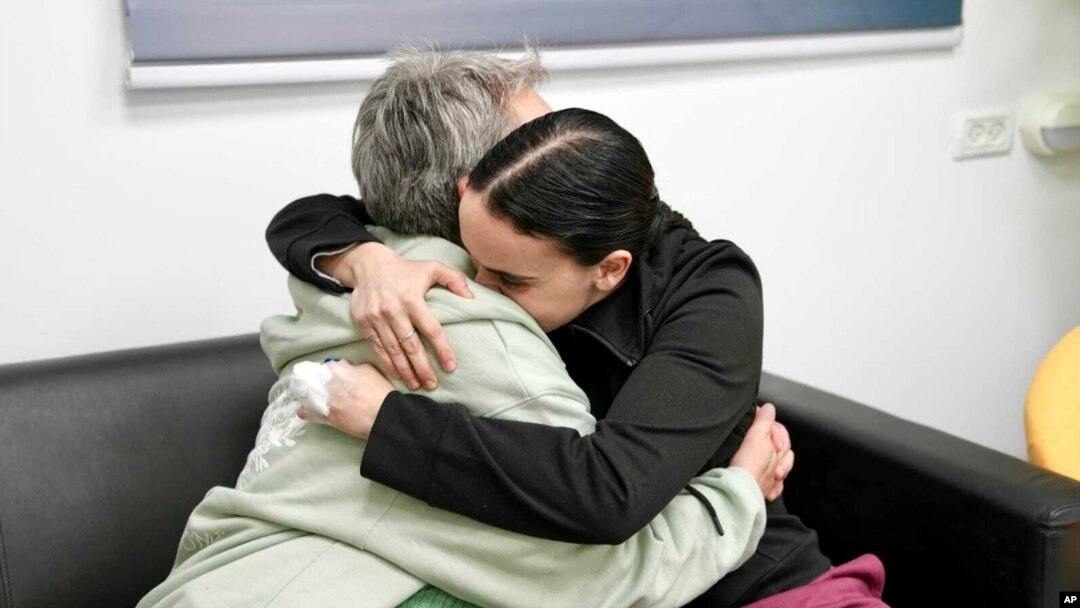 Na ovoj fotografiji koju je objavila izraelska vojska, Emily Damari, desno, i njena majka Mandy u blizini kibuca Reim, južni Izrael nakon što je Emily puštena iz zatočeništva od strane Hamasovih militanata u Gazi, 19. januara 2025.
