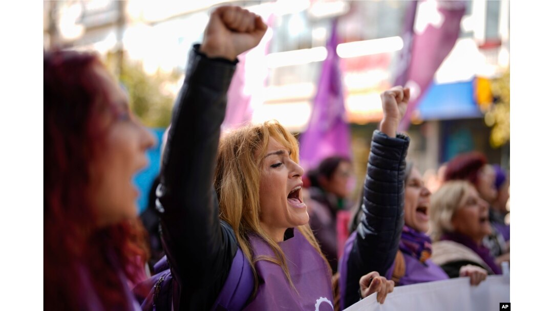 Para demonstran meneriakkan slogan-slogan selama protes yang menandai Hari Perempuan Internasional di Istanbul, Turki, pada 8 Maret 2025. (Foto: Emrah Gurel/AP Photo)