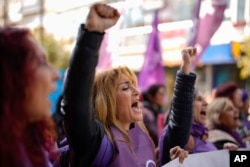 Para demonstran meneriakkan slogan-slogan selama protes yang menandai Hari Perempuan Internasional di Istanbul, Turki, pada 8 Maret 2025. (Foto: Emrah Gurel/AP Photo)